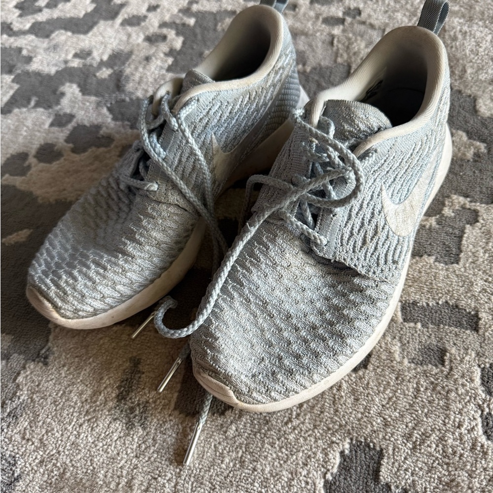 Nike Armory Blue Flyknit Roshes (Size 8)